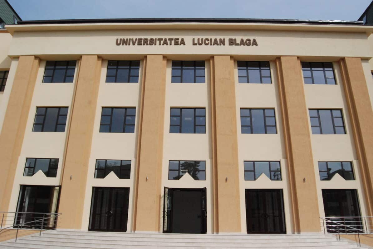Tânără fotografiată în echipament medical într-o cafenea din apropierea Spitalului Județean Sibiu. Poza a stârnit controverse: ”Poartă-l cu mândrie, dar nu pe stradă!”