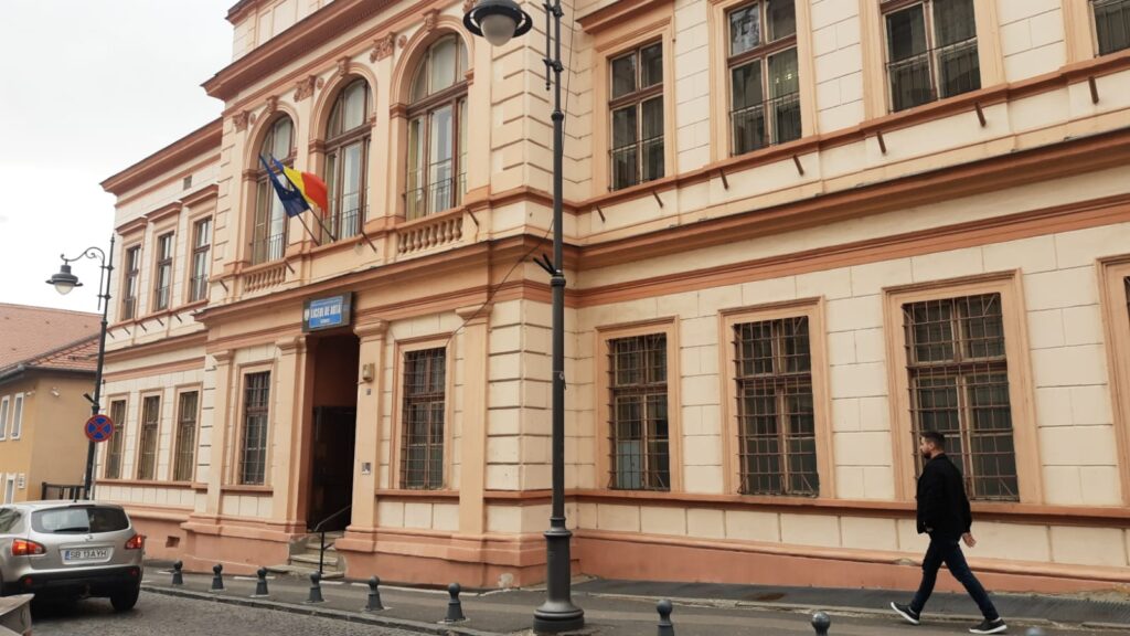 Uniforme în școlile din Sibiu? Directorii se tem, iar elevii sunt împărțiți: „E mai bine să ne îmbrăcăm cum vrem” / video