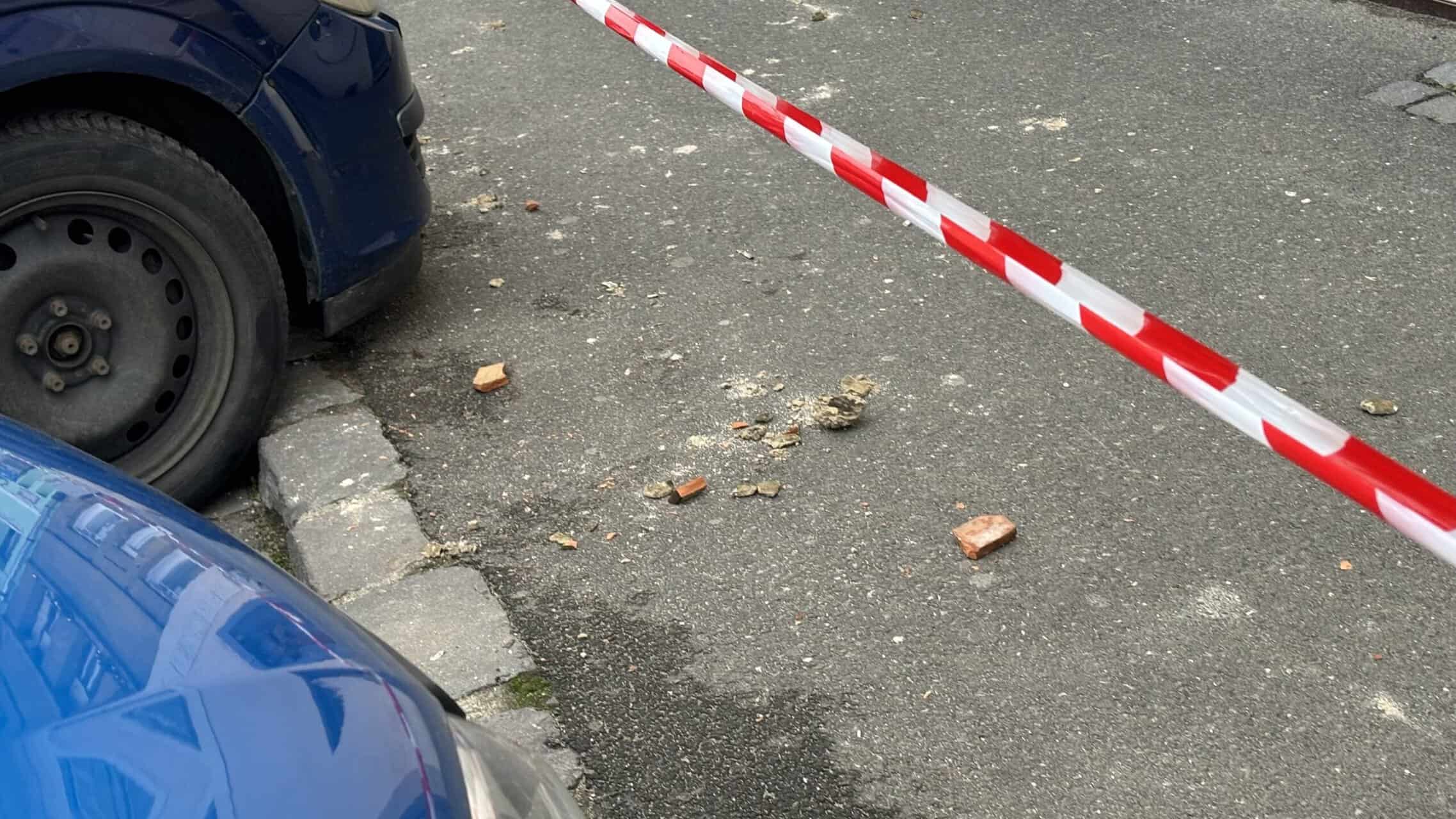 Pompieri ISU Sibiu intervin în Piața Huet pentru îndepărtarea țiglelor desprinse de pe acoperiș