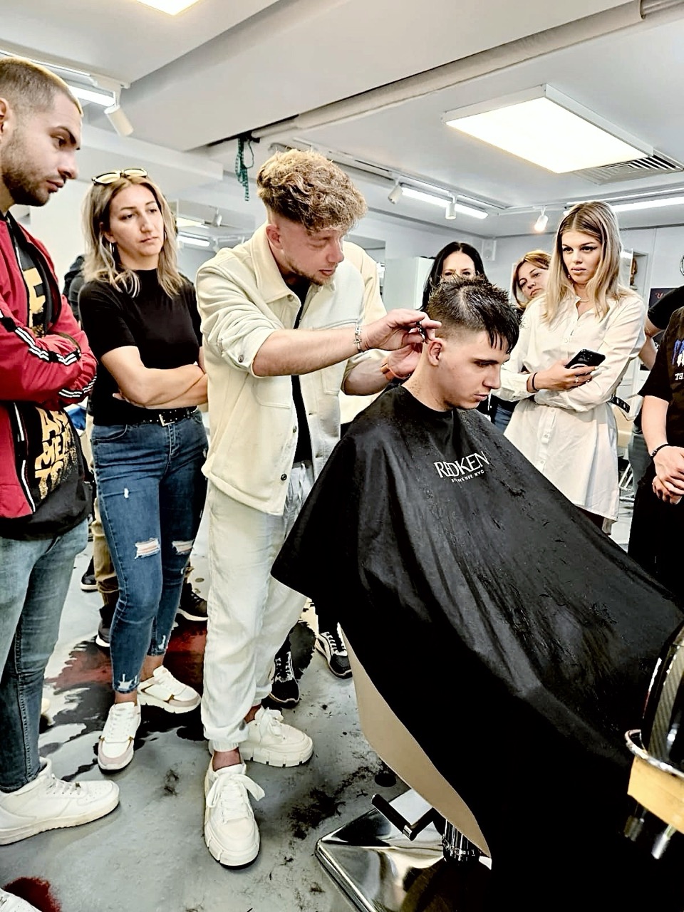 Coafor pentru tuns/școală de coafură, elevi și instructor în salon de frizerie, curs de coafură stil personal, instruire în tehnici de tuns și hairstyling, imagine dintr-un curs de coafură contemporană, Ora de Sibiu.
