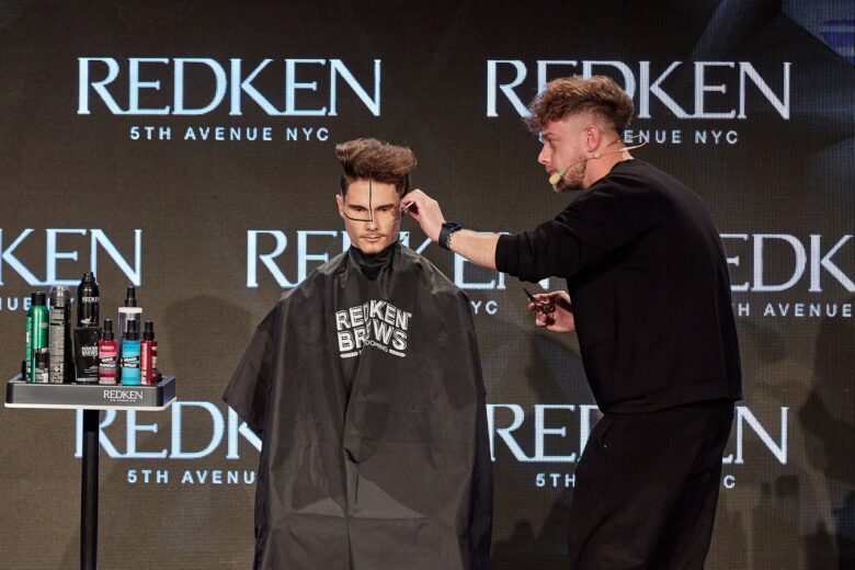 Redken prosafon pentru hairstyling și produse pentru coafură în timpul unui eveniment de modă.