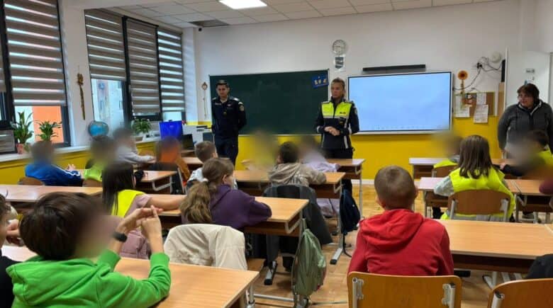 Polițiști la o lecție de siguranță rutieră pentru elevi în școală, prevenirea accidentelor și educație pentru elevi, informații utile pentru siguranța copiilor, participare la activități educaționale în școlile din Sibiu.