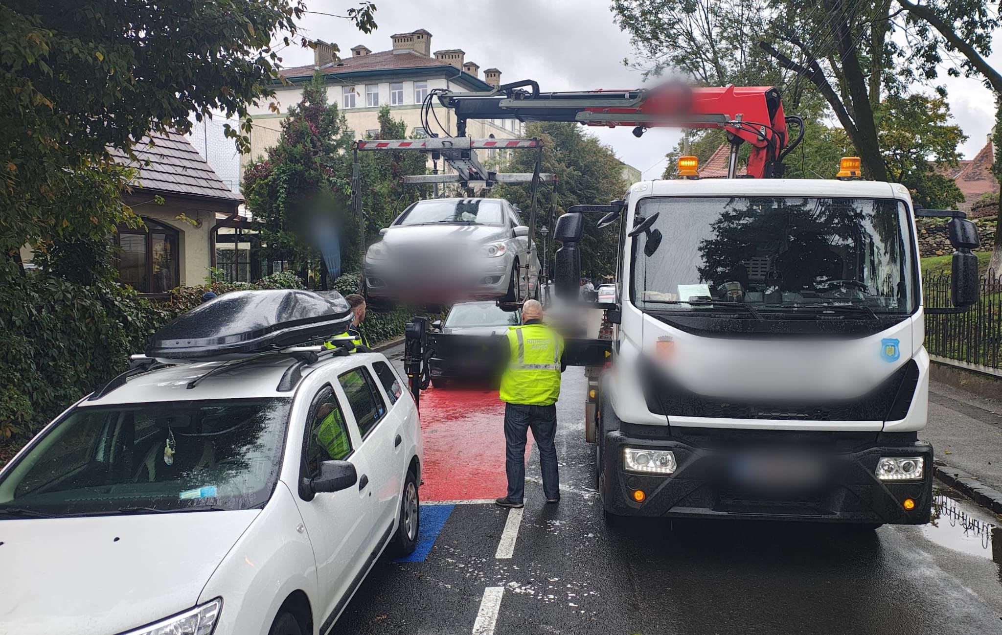 Accident auto în Sibiu cu intervenție a serviciilor de Salvare, mașini accidentate pe stradă, intervenție pompieri și poliție, trafic blocat, eveniment rutier grav, informații despre evenimentele din Sibiu.