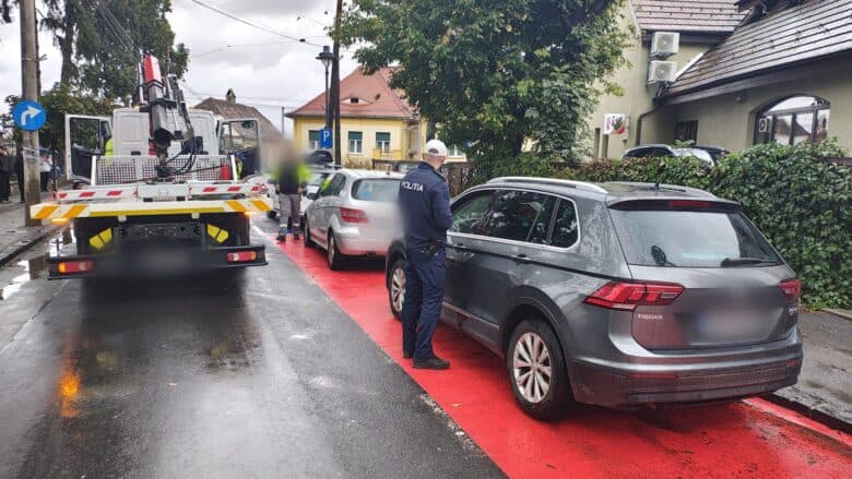 Accident rutier în Sibiu cu mașini și echipaj de poliție pe strada Principală, intervenție pentru gestionarea situației de urgență, asigurarea siguranței rutiere și cercetarea evenimentului.