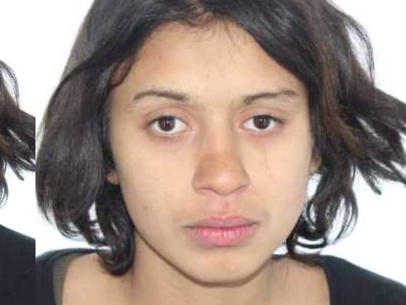 Zâmbește natural și păr ondulat, portret de femeie tânără, fotografie de studio pentru modă și frumusețe, imagine profesională, close-up, luminoasă și clară, pentru articole despre stil de viață și frumusețe.