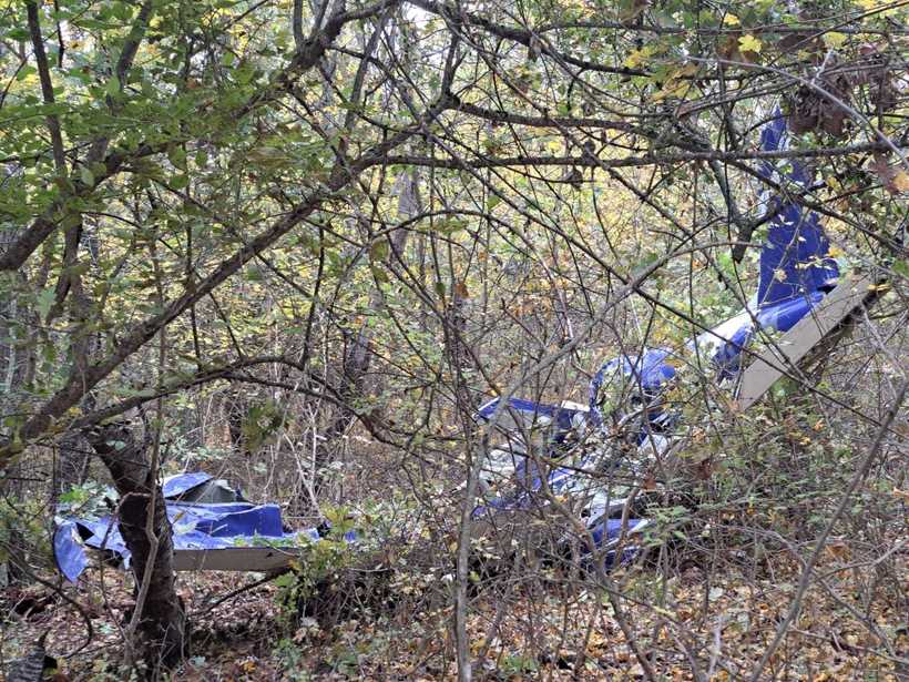 Mașină avariată ascunsă în pădure, printre ramuri și vegetație densă, accidente auto, accident rutier, pădure Sibiu, ora de Sibiu.