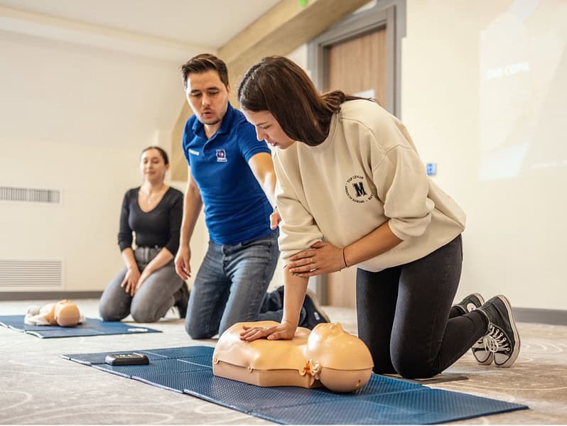 Respiratory CPR și resuscitare cardio-pulmonară în timpul unui curs de prim ajutor în Sibiu. Exerciții practice pentru salvarea vieții, folosind manechine specializate.