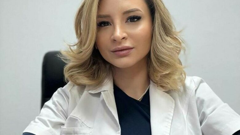 Stilistă profesionistă cu păr blond stilizat, pozând în birou modern în Sibiu, pentru știri locale despre frumusețe și fashion.