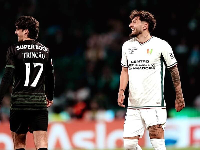 Ianis Stoica, în tricoul Estrelei da Amadora, alături de Trincão de la Sporting