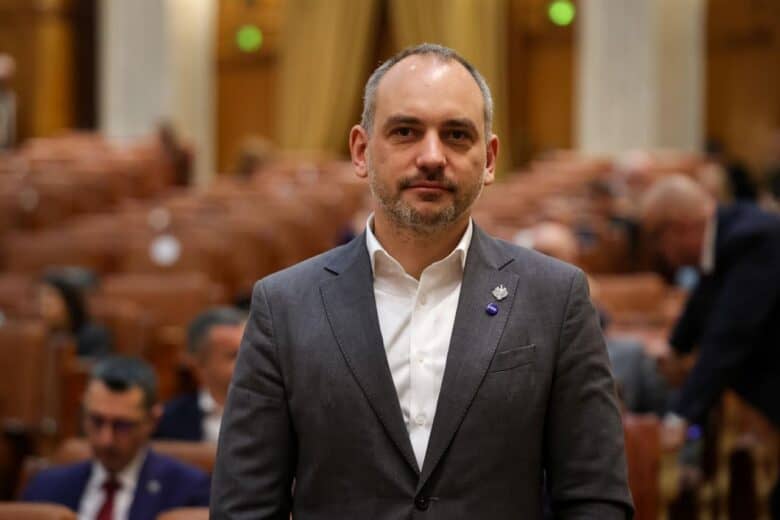 Deputatul Adrian Echert, în costum, în sala de plen a Parlamentului