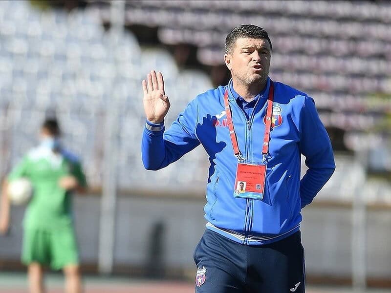 Antrenorul Daniel Oprița pe marginea terenului de fotbal