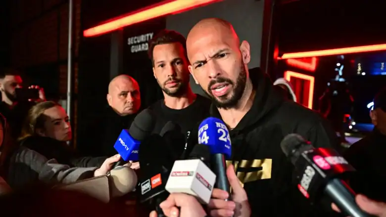 Frații Andrew și Tristan Tate, fotografiați în public