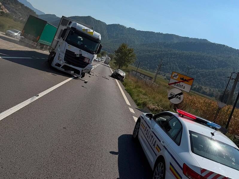 TIR avariat și mașină implicate într-un accident rutier, cu echipaj de poliție la fața locului