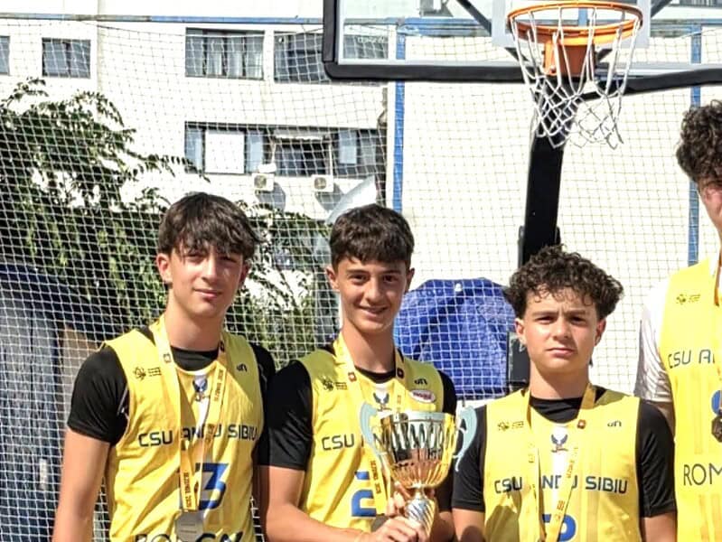 Patru sportivi juniori de la CSU Andu Sibiu, cu medalii și trofeu, după câștigarea titlului național la baschet 3x3
