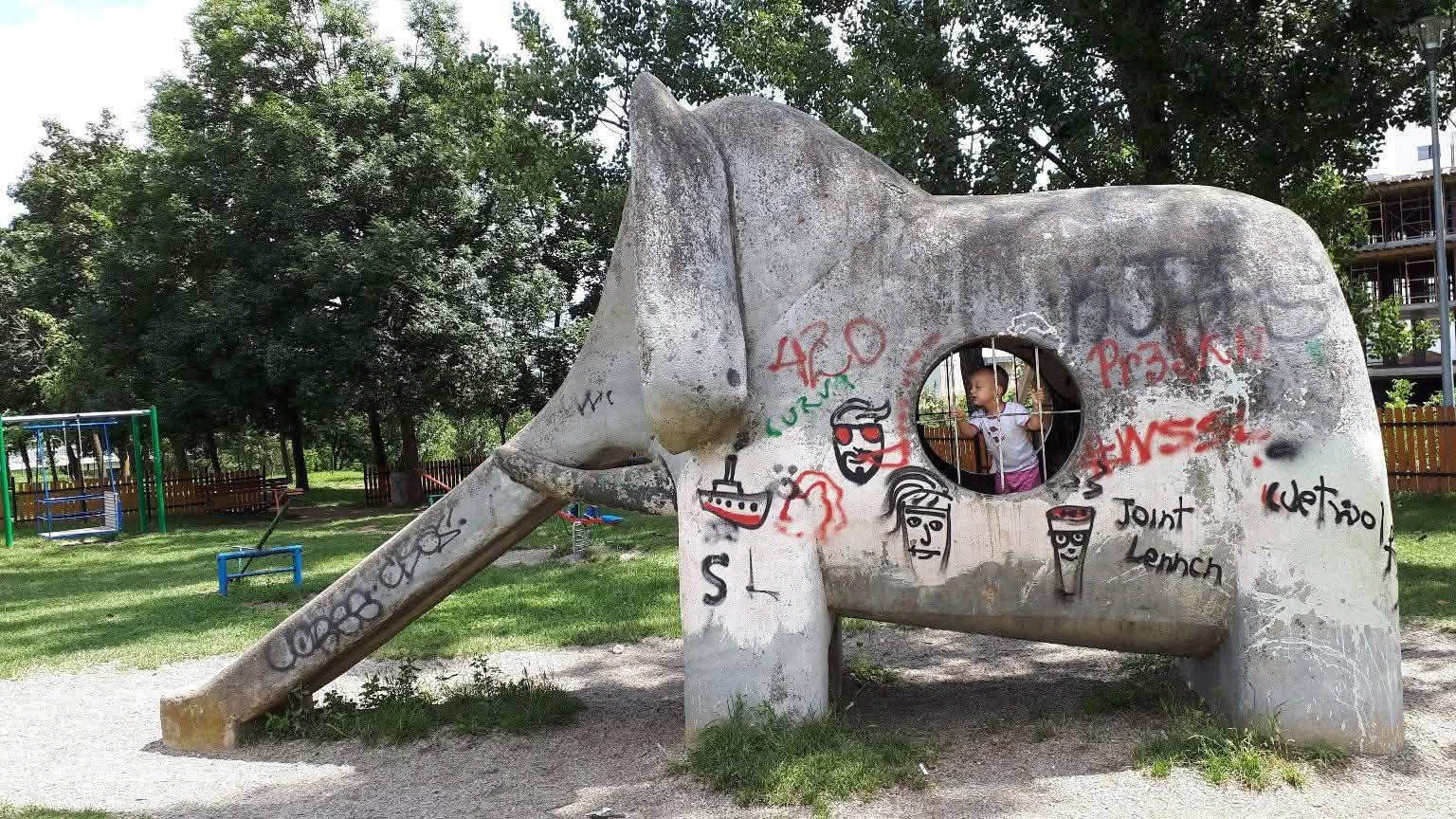 „Elefantul copilăriei” din Sibiu, recondiționat după aproape 46 de ani: „Parcă deja îl văd zâmbind” / video foto