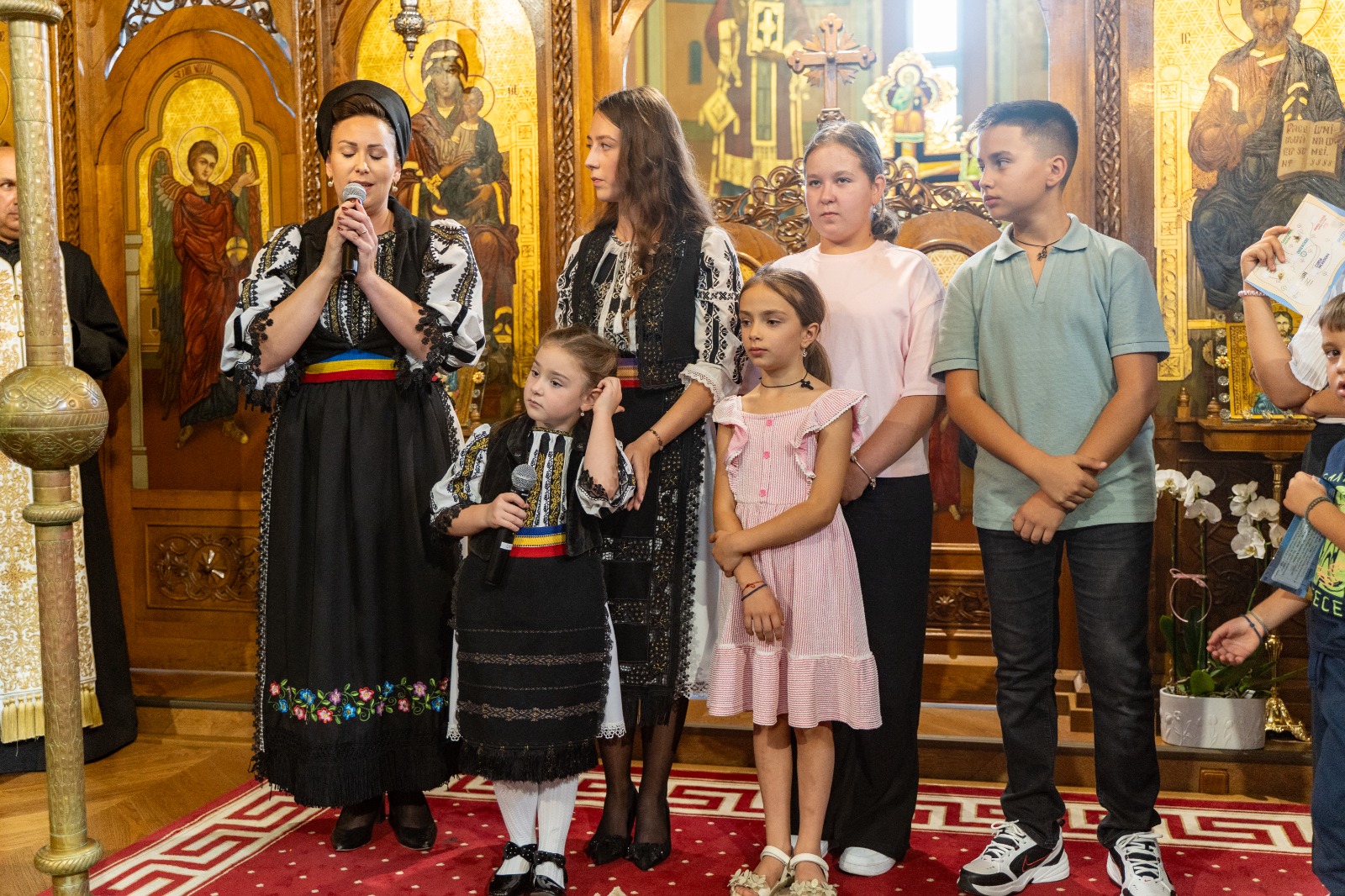 Catedrala din Mediaș, plină până la refuz înainte de începerea școlii: peste 1.000 de oameni la sărbătoarea familiei / foto