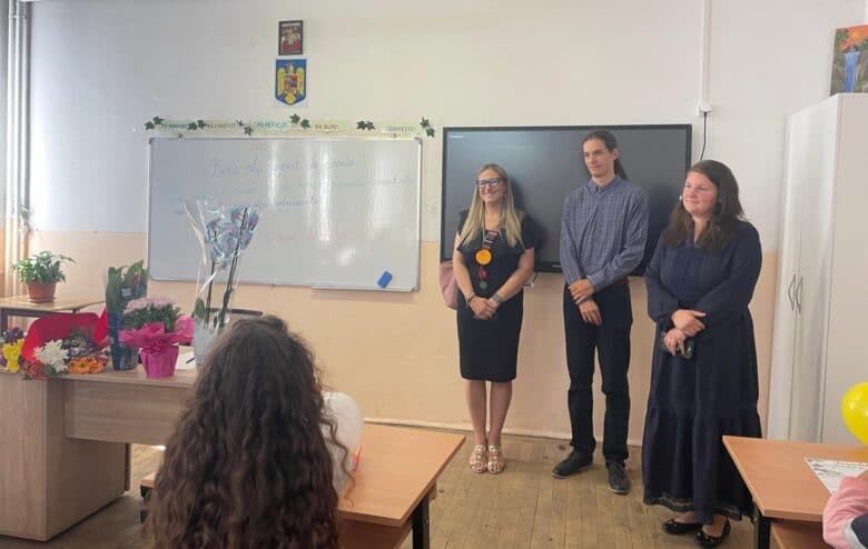 Profesorul Serghei Frunzescu, alături de colege, la deschiderea anului școlar într-o clasă decorată de start de an