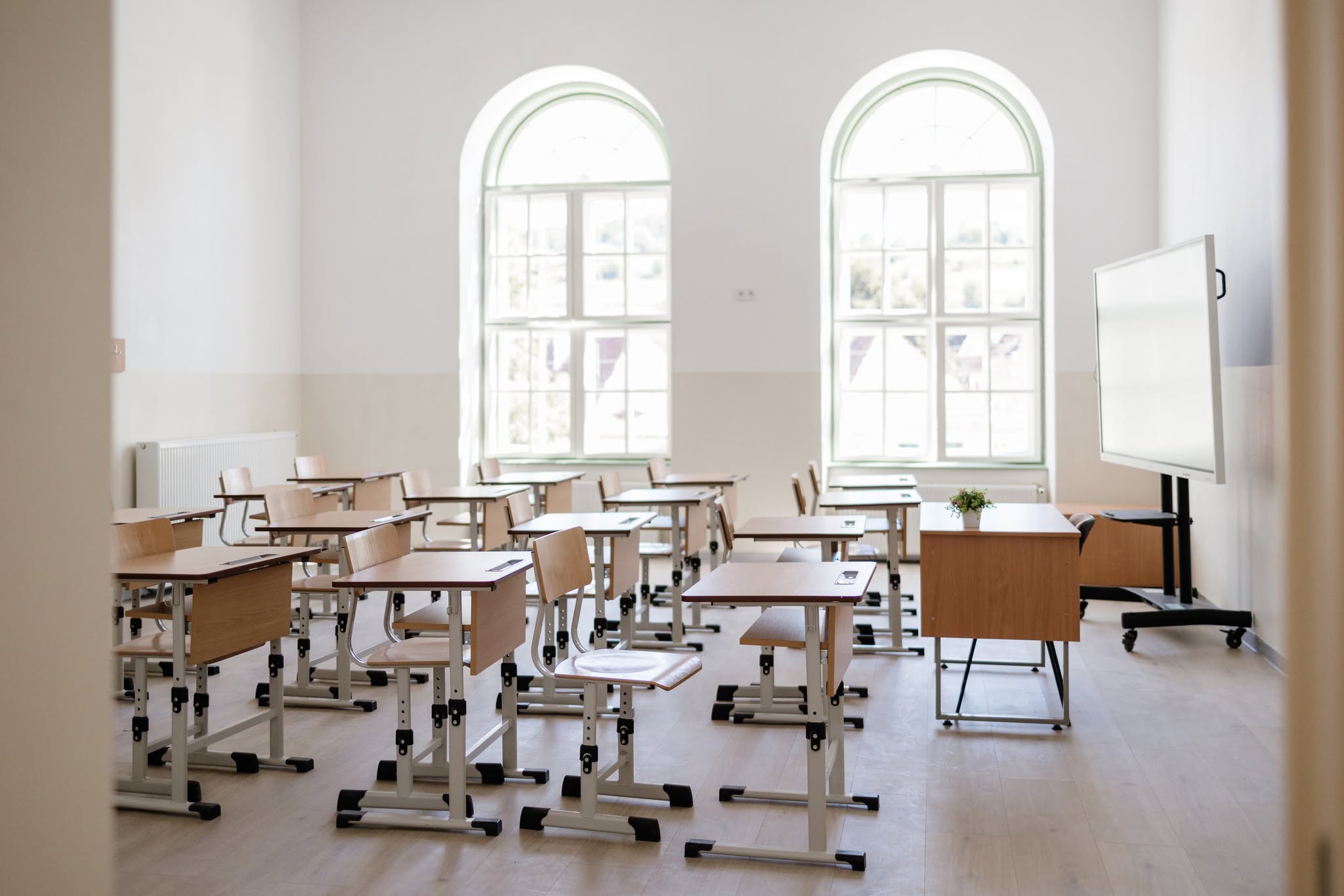 Elevii din Biertan s-au întors într-o școală complet modernizată: table inteligente, mobilier nou și dotări de ultimă generație / foto