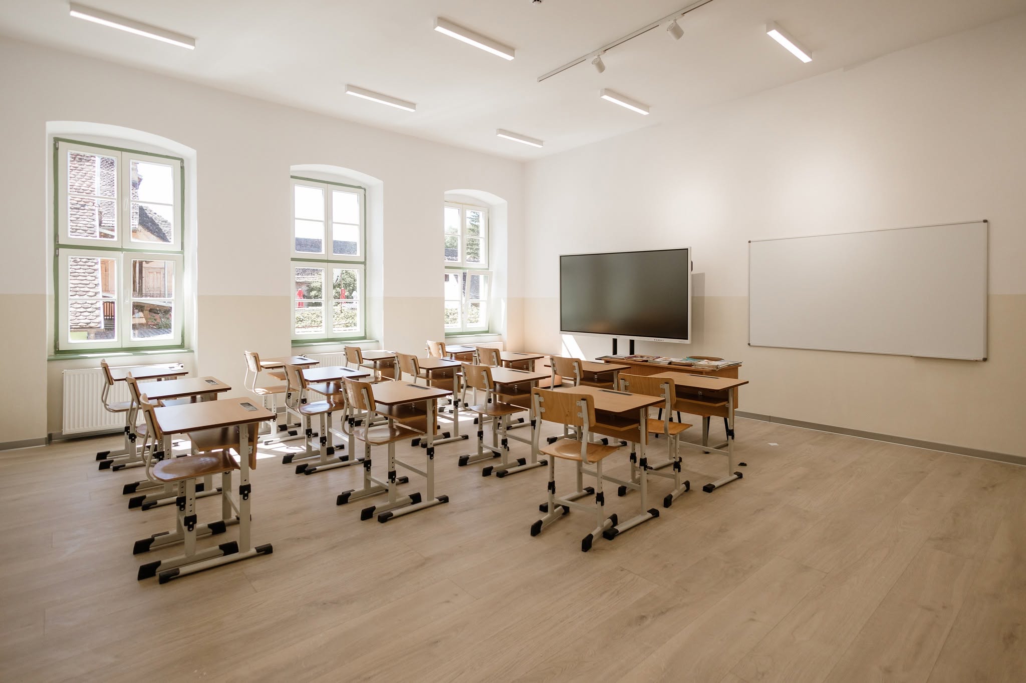Elevii din Biertan s-au întors într-o școală complet modernizată: table inteligente, mobilier nou și dotări de ultimă generație / foto
