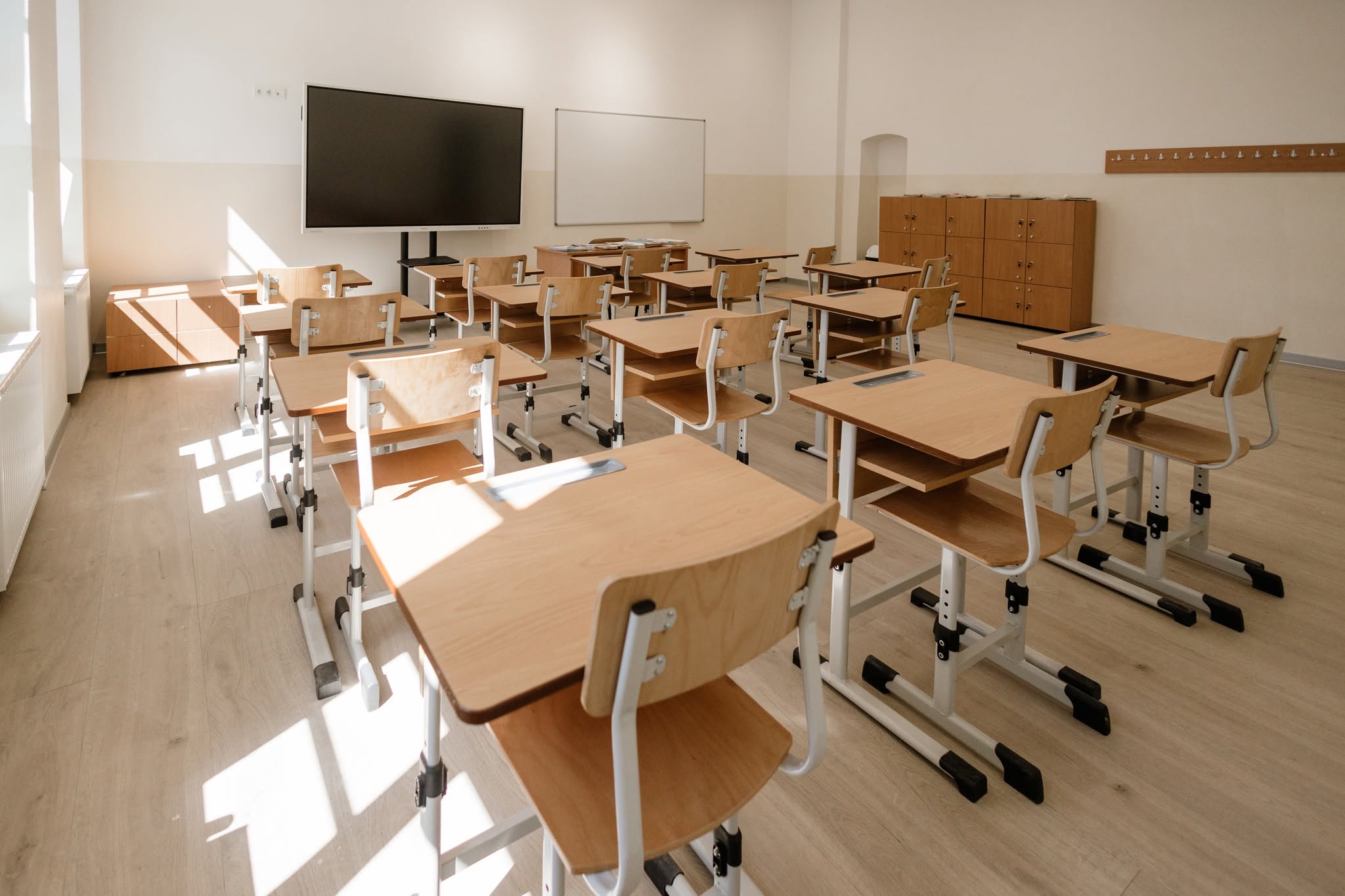 Elevii din Biertan s-au întors într-o școală complet modernizată: table inteligente, mobilier nou și dotări de ultimă generație / foto