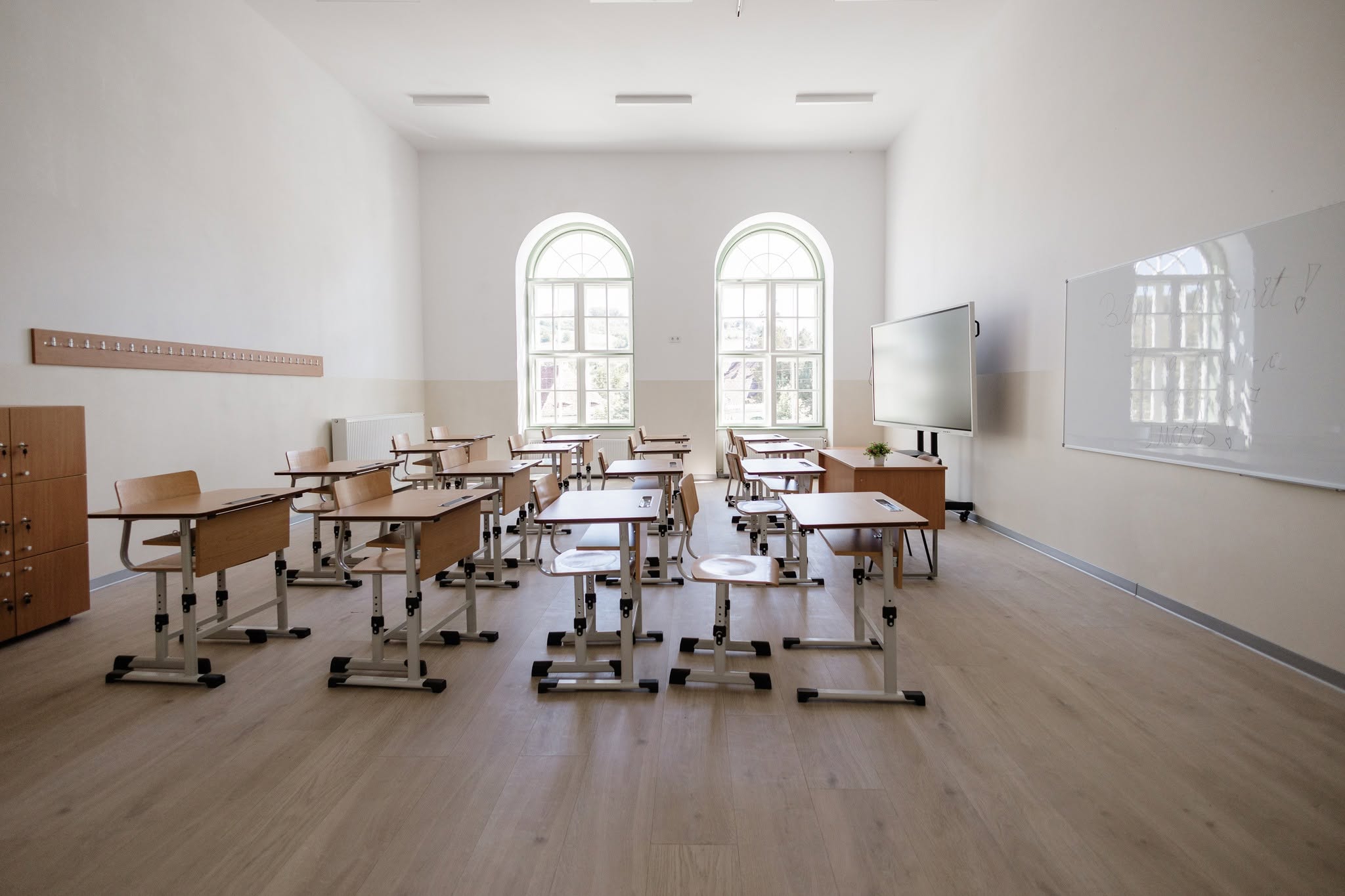 Elevii din Biertan s-au întors într-o școală complet modernizată: table inteligente, mobilier nou și dotări de ultimă generație / foto
