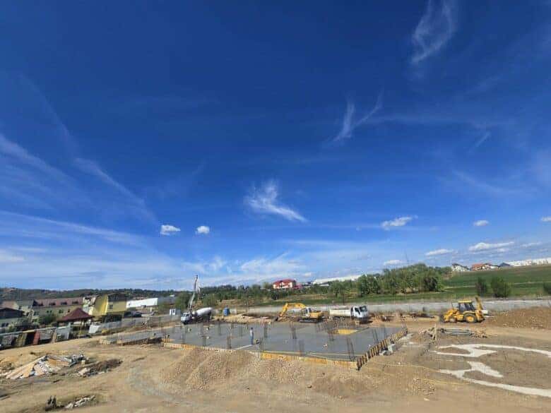 Turnarea plăcii de fundație la șantierul noului spital de îngrijiri paliative din Săliște, județul Sibiu
