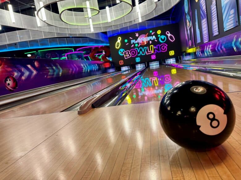 Bilă de bowling pe pista Playtopia Bowling Sibiu