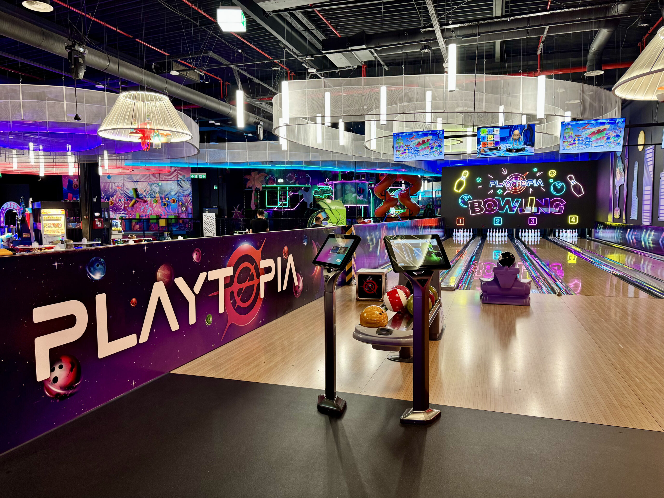 Pistele și zona de check-in Playtopia Bowling Sibiu
