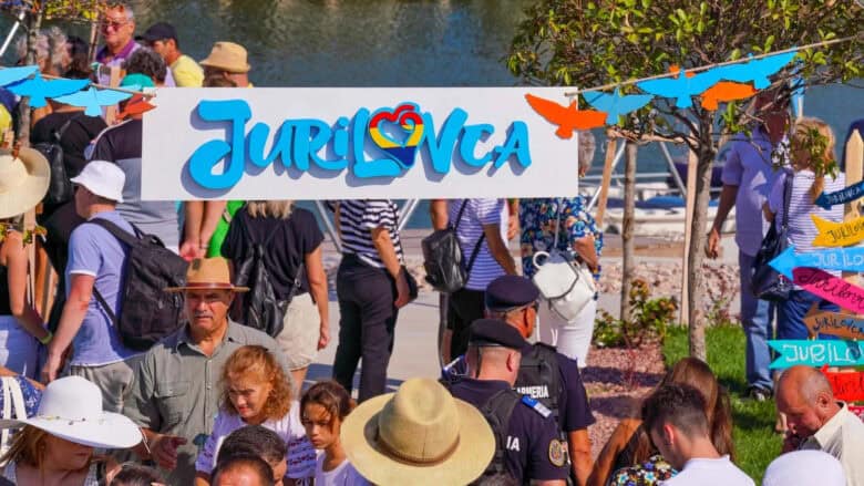 Turiști pe plaja din Jurilovca, la festivalul anulat despre care au aflat greșit de la ChatGPT
