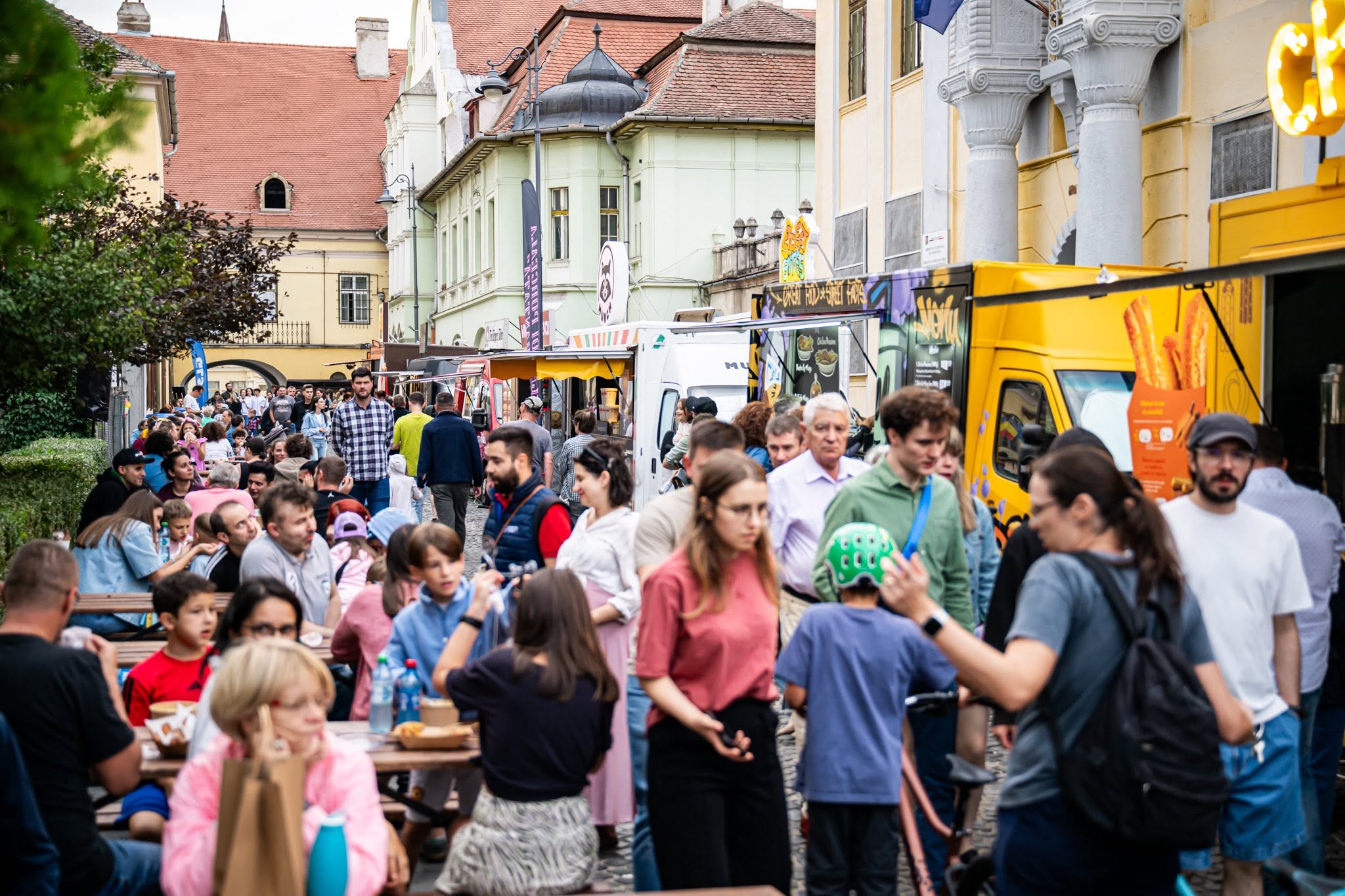 Scenă din cadrul Foodie – Street Jazz Festival din Piața Schiller, Sibiu
