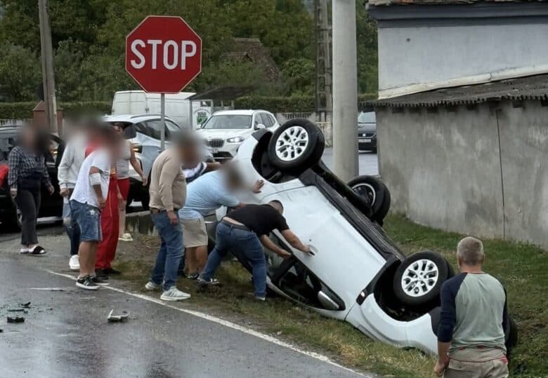 Autoturism răsturnat în afara părții carosabile, la accidentul rutier produs la Bradu, pe DN1