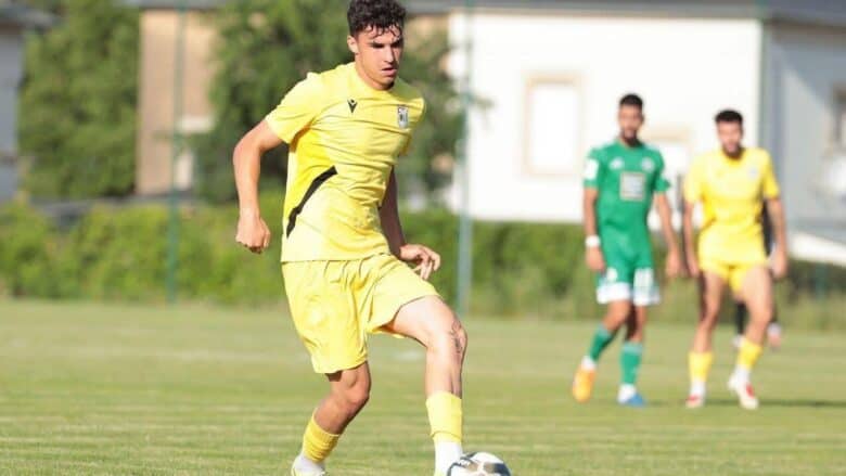 Fotbalist al echipei Inter Sibiu, în tricou galben, controlează mingea în timpul unui meci