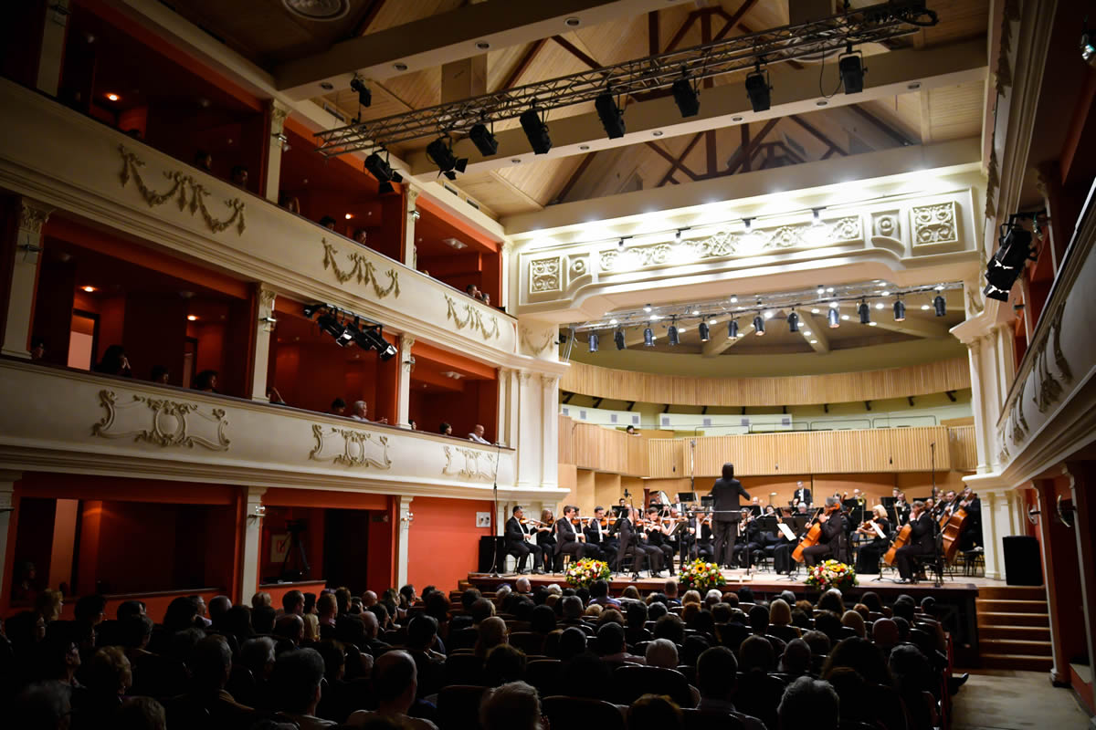 Ce facem în weekend: începe Sibiu Opera Festival, dar nu ratați concertele cu Adrian Ordean, Compact, ASIA și nici Zilele Recoltei