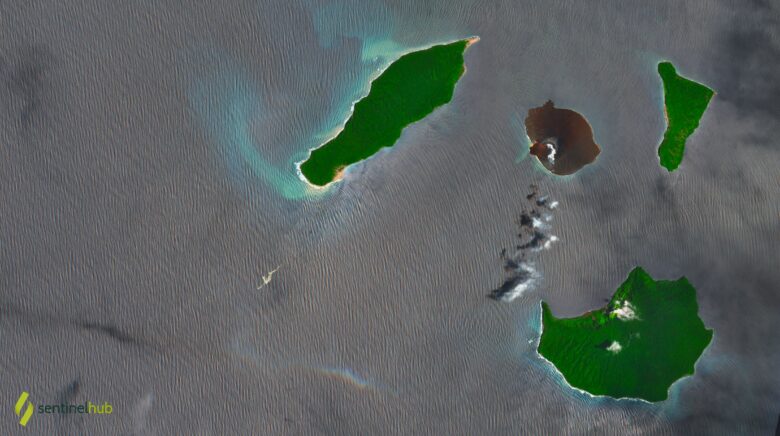 Vulcanul Anak Krakatau, în Strâmtoarea Sunda, Indonezia – fotografie de arhivă