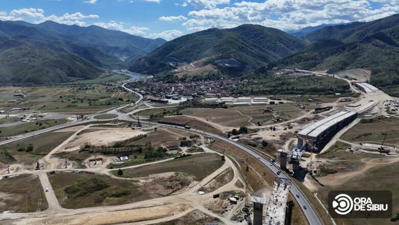 Vedere de ansamblu asupra șantierului autostrăzii A1 și a localității Boița, imagine din dronă, septembrie 2026