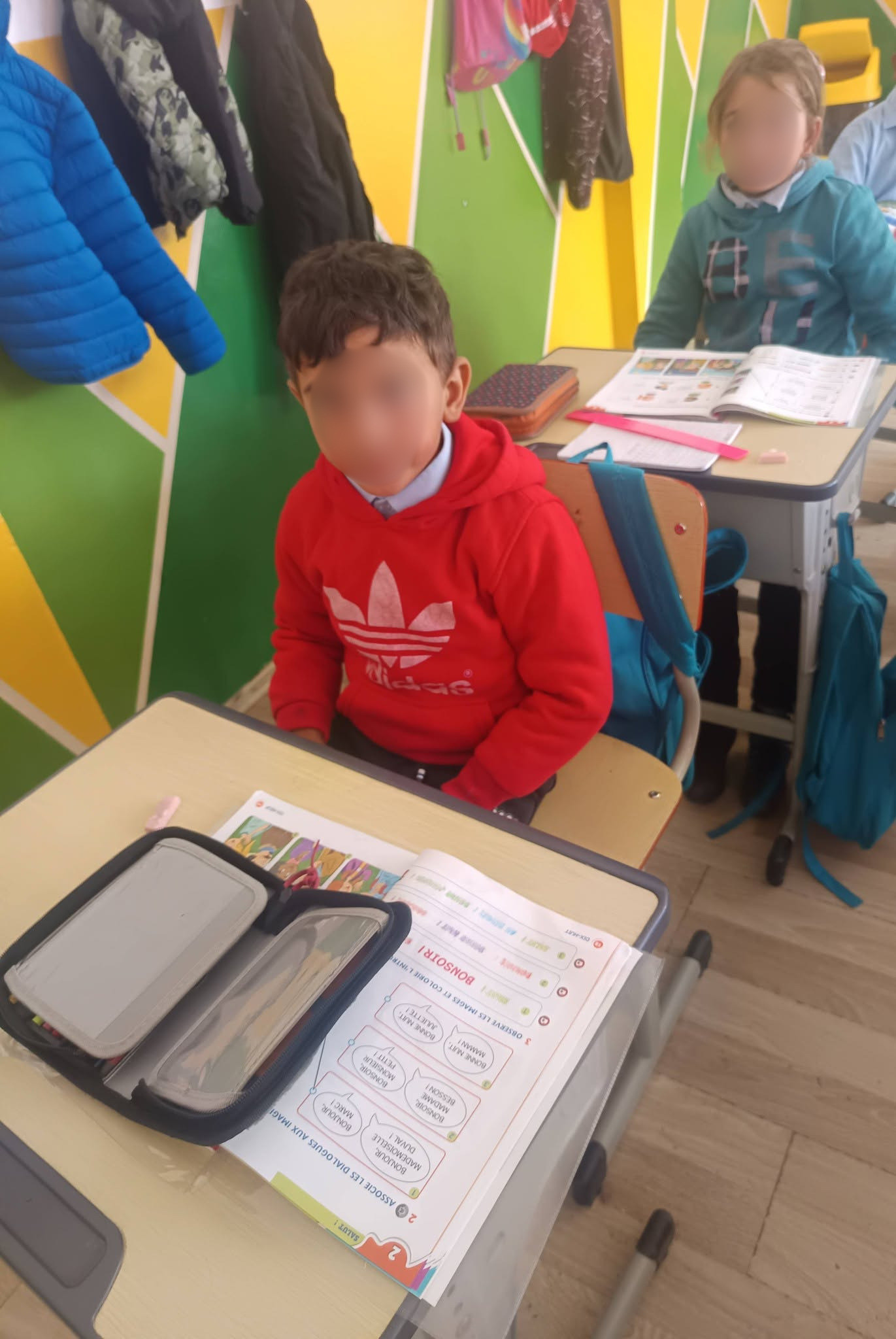 Doi copii din Brădeni trăiesc într-o colibă, dar nu au lipsit nicio zi de la școală. Profesoara lor: „Nu pot să stau și să mă uit”