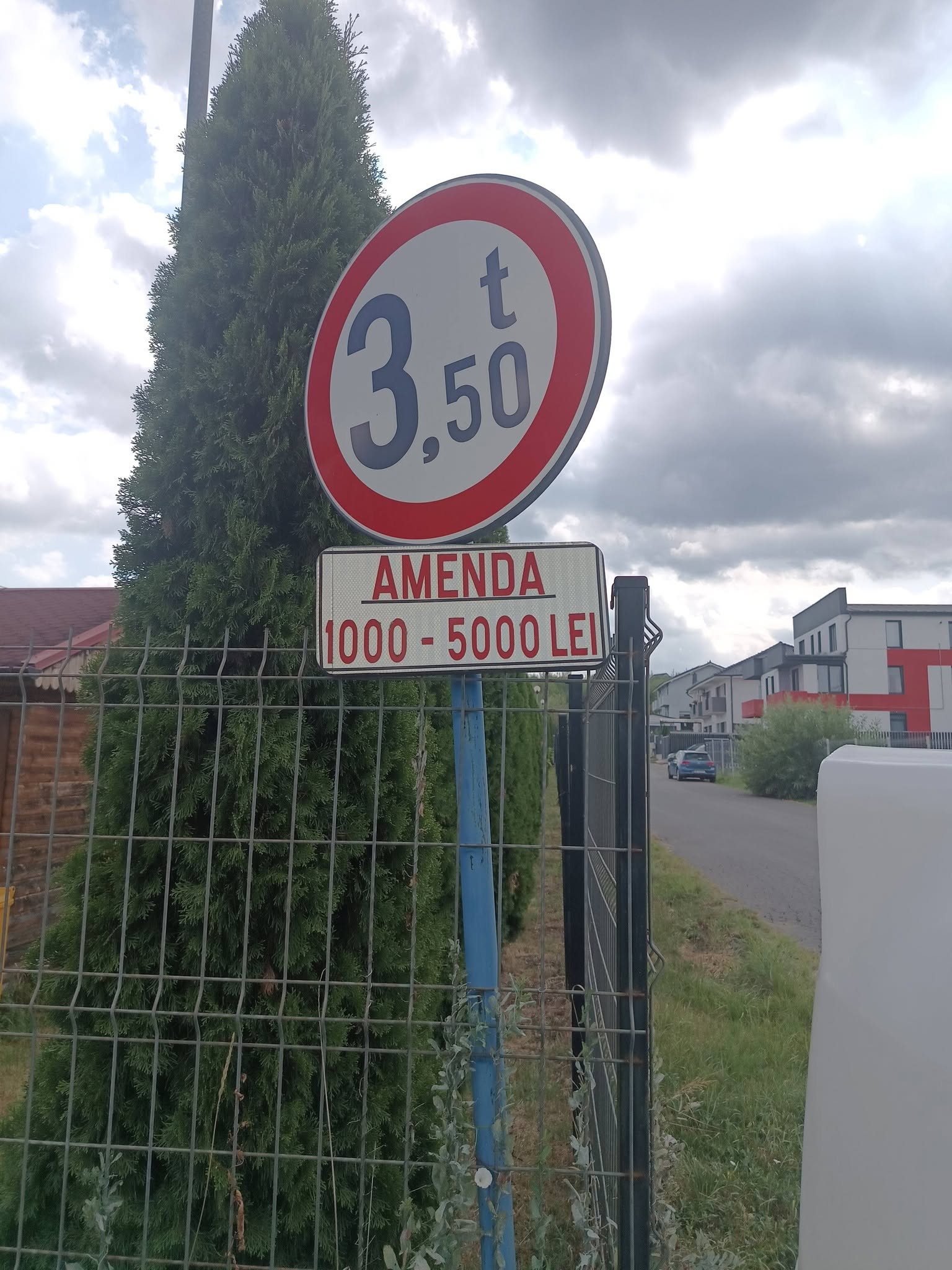 Stradă distrusă de camioanele grele cu pietriș la Cisnădie. Localnicii se revoltă: „Nu se ia nicio măsură” / video foto