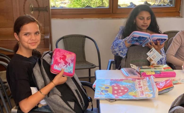 Ghiozdane și rechizite școlare donate de Crucea Roșie Filiala Sibiu copiilor din familii defavorizate