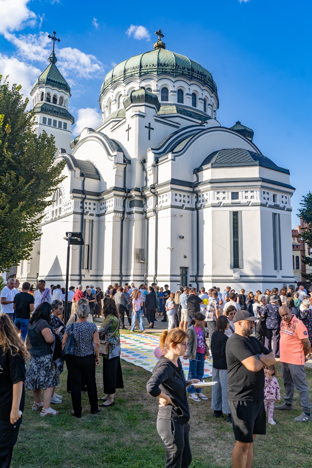 Catedrala din Mediaș, plină până la refuz înainte de începerea școlii: peste 1.000 de oameni la sărbătoarea familiei / foto