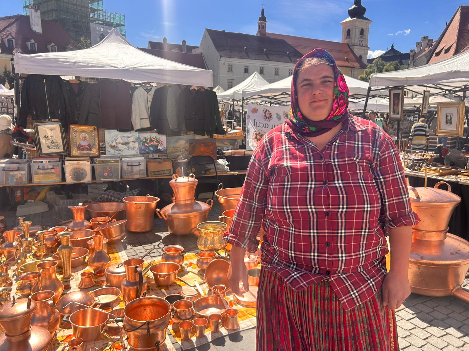 De la cazane făcute la Brăteiu la o icoană din 1850: „comorile” vândute de rromi în Piața Mică costă chiar și 500 de euro / video foto