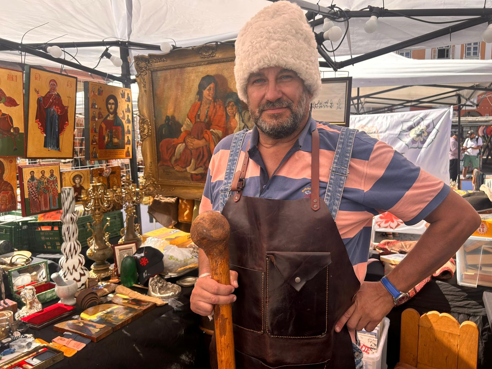 De la cazane făcute la Brăteiu la o icoană din 1850: „comorile” vândute de rromi în Piața Mică costă chiar și 500 de euro / video foto