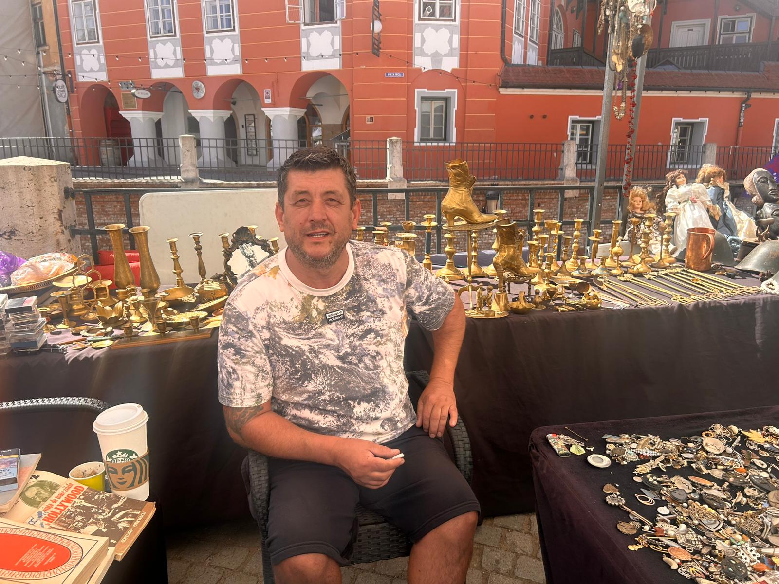De la cazane făcute la Brăteiu la o icoană din 1850: „comorile” vândute de rromi în Piața Mică costă chiar și 500 de euro / video foto