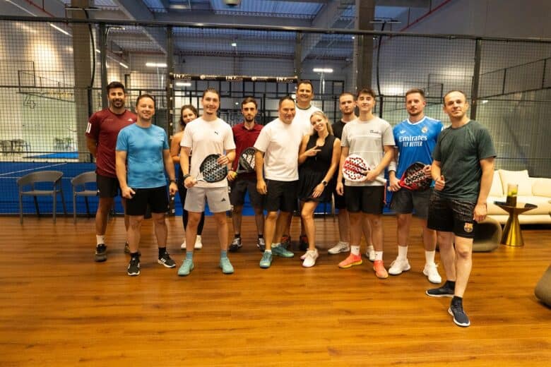 Grup de jucători cu rachete de padel pe un teren indoor la IN7 Club Sibiu