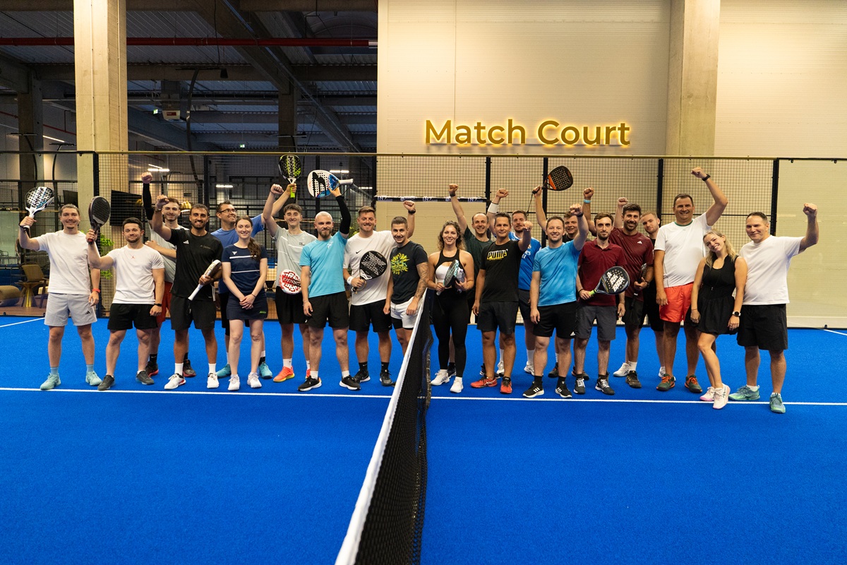 Jucători sărbătorind cu rachetele ridicate pe terenul Match Court de la IN7 Club Sibiu