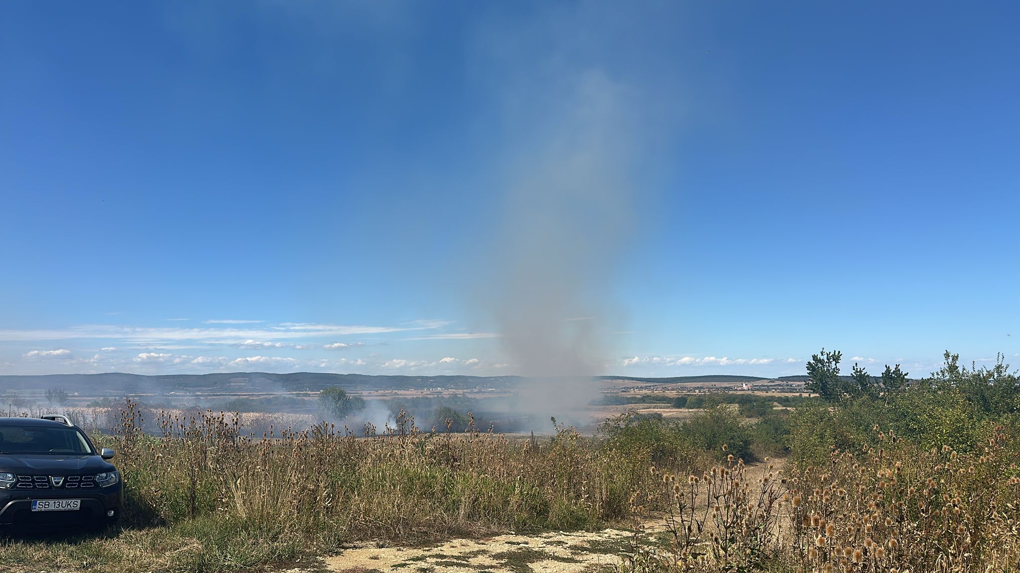 Incendiu de vegetație între Orlat și Poplaca: traficul auto, închis temporar / foto