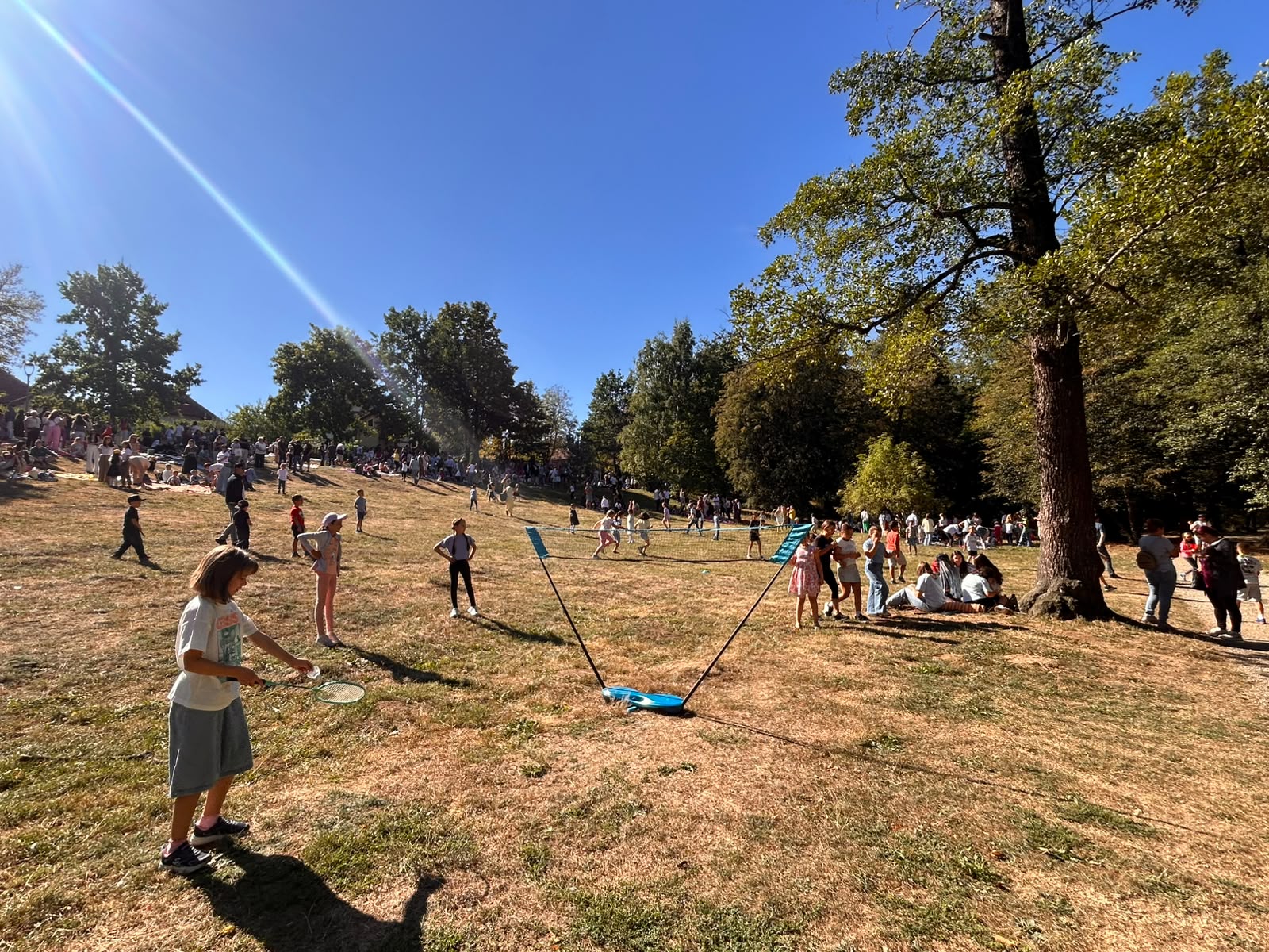 Fără bănci și catalog în prima zi de școală: elevii de la „Caragiale” au început anul la picnic în Sub Arini / foto video