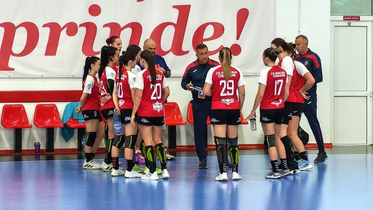 Fază de joc din meciul Măgura Cisnădie - CSU Oradea, scor final 26-29