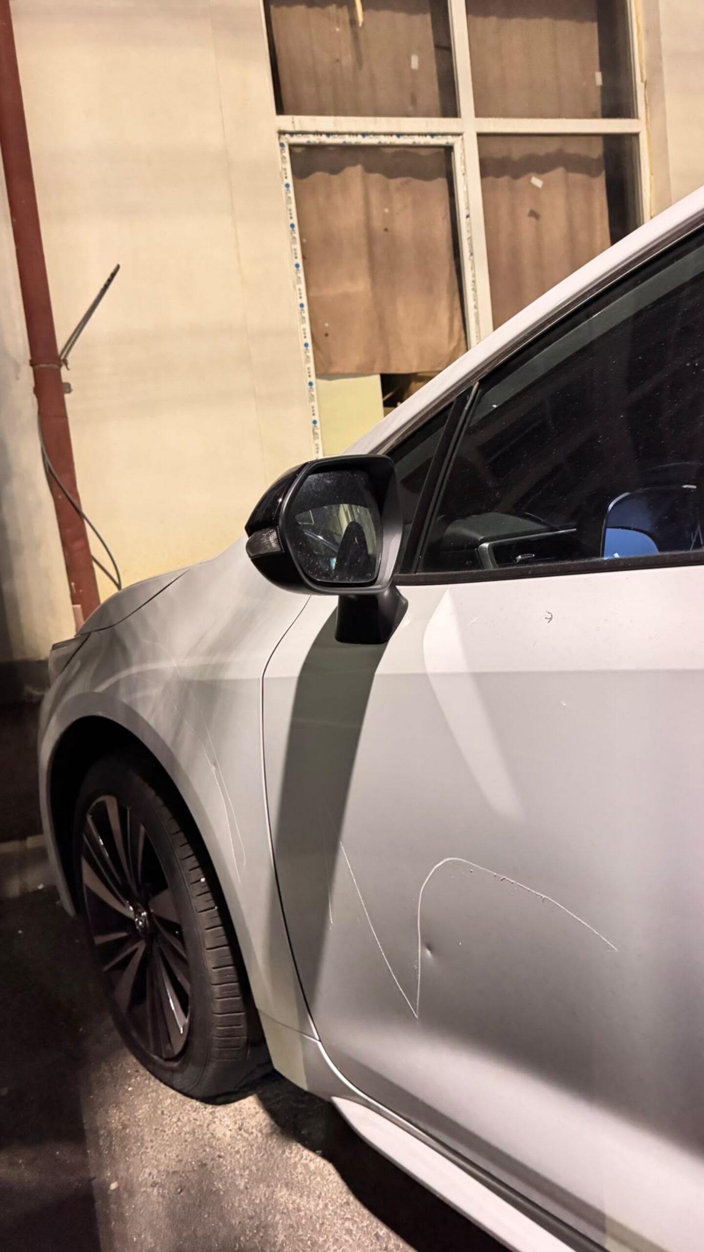 Mașina unui bărbat din Germania, vandalizată la Cisnădie: „Bănuim cine ar putea fi” / foto
