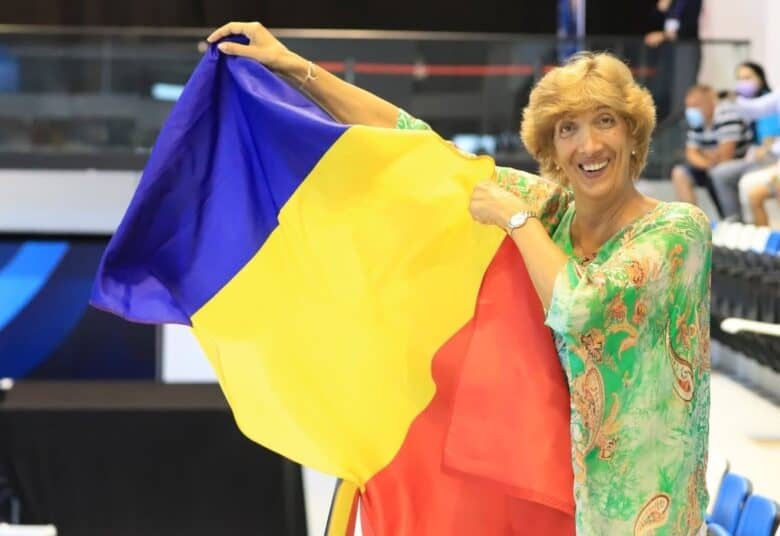 Carmen Bunaciu zâmbind cu drapelul României la un eveniment sportiv