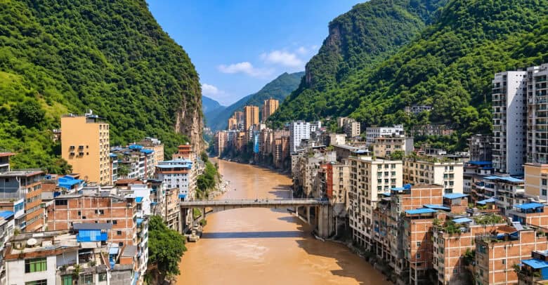 Vedere aeriană a orașului Yanjin din provincia chineză Yunnan, construit într-o vale îngustă între munți